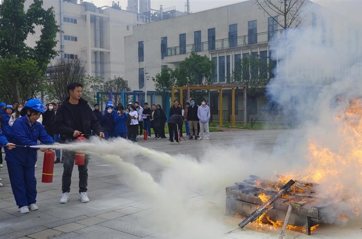 四川仁安藥業(yè)組織開(kāi)展危險(xiǎn)化學(xué)品泄漏著火綜合應(yīng)急演練